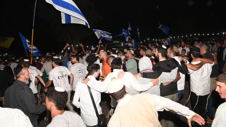 הקפות שניות במתחם נובה במוצאי שמחת תורה