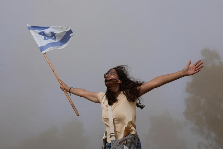 אזרחים חוגגים את שחרור החטופים, מחוץ למחנה רעים