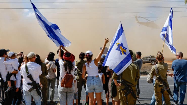 אזרחים חוגגים את שחרור החטופים, מחוץ למחנה רעים