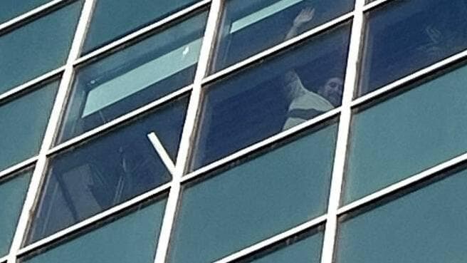 שגב כלפון מפריח נשיקות לחבריו בבית החולים איכילוב