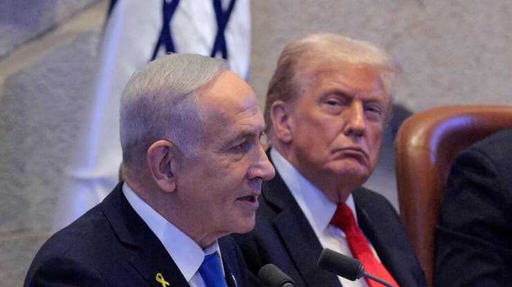 טראמפ ונתניהו. לא מרוצה (צילום: JALAA MAREY/Pool via REUTERS, Chip Somodevilla / POOL / AFP) נאום דונלד טראמפ בכנסת ישראל