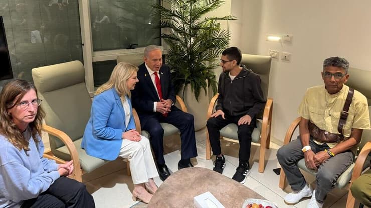 ראש הממשלה ורעייתו עם שורד השבי אביתר דוד