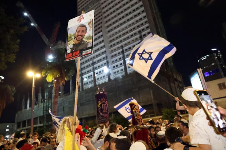 לא שוכחים את החללים שנותרו מאחור. כיכר החטופים (צילום: דנה קופל) לא שוכחים את החללים שנותרו מאחור. כיכר החטופים