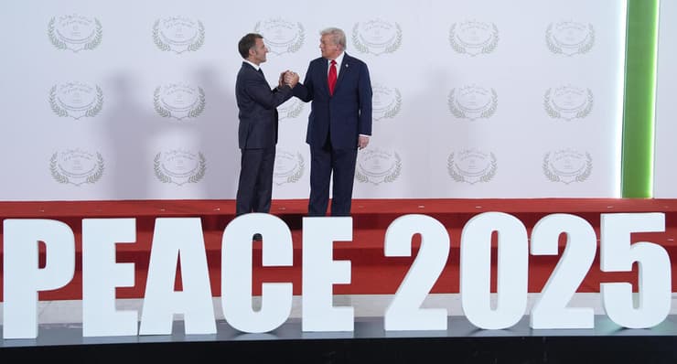 טראמפ לוחץ יד לנשיא צרפת מקרון ב"פסגת השלום" בשארם א-שייח, 13 באוקטובר