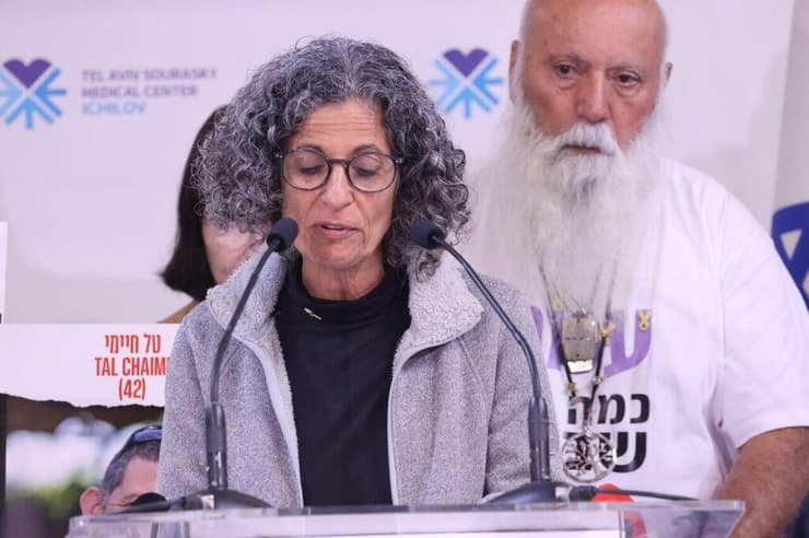 ויקי כהן הודתה למשפחות הנופלים: "היקרים שלכם הם גיבורים לנצח" (צילום: מוטי קמחי) הצהרת משפחות שורדי השבי באיכילוב