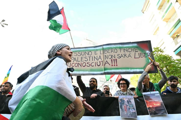 צילום: Stefano RELLANDINI / AFP הפגנה פרו-פלסטינית באודינה