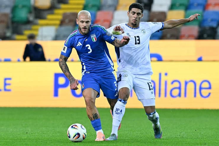 שחקן נבחרת ישראל ענאן חלאילי מול שחקן נבחרת איטליה פדריקו דימרקו