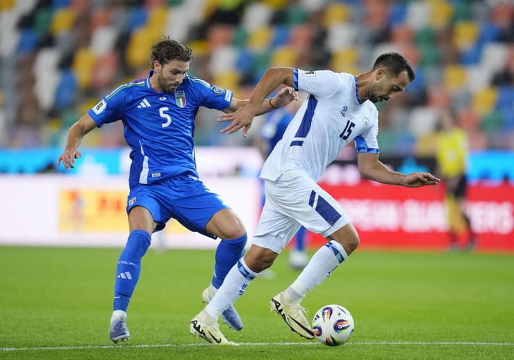 שחקן נבחרת ישראל אליאי פרץ מול שחקן נבחרת איטליה מנואל לוקאטלי