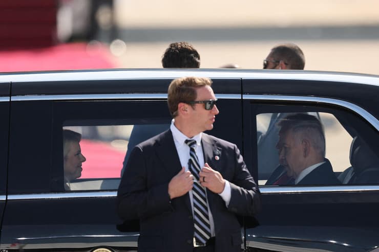 שרה נתניהו עם בנימין נתניהו ו נשיא ארה"ב טראמפ ב לימוזינה של הנשיא "החיה" אחרי נחיתתו ב נתב"ג 13 באוקטובר