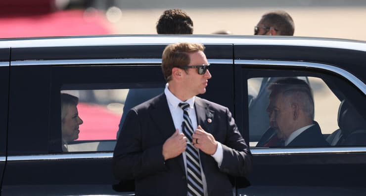 טראמפ שהגיע באותו יום לביקור בזק בארץ הכניס את נתניהו ושרה ללימוזינה הנשיאותית שלו, "החיה"