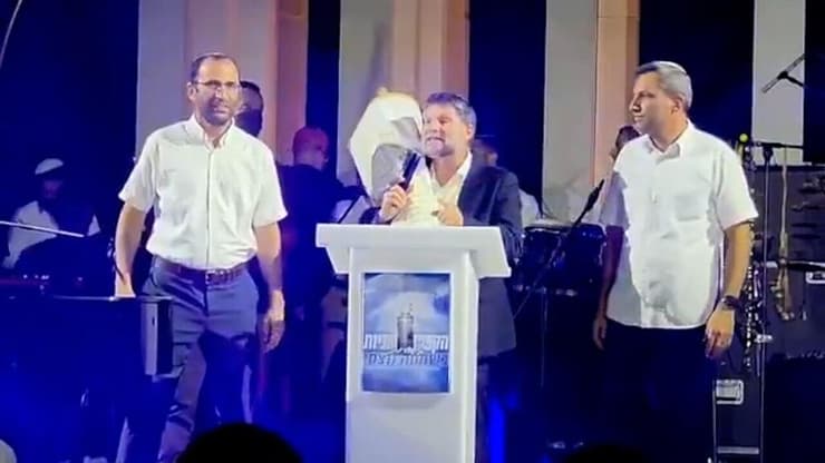 השר בצלאל סמוטריץ' בהקפות שניות באנדרטת תחנת המשטרה שנחרבה