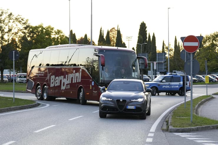 המשטרה המקומית מלווה את האוטובוס של נבחרת ישראל (צילום: REUTERS/Matteo Ciambelli) המשטרה המקומית מלווה את האוטובוס של נבחרת ישראל
