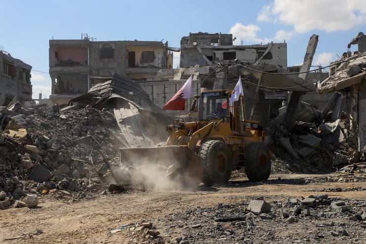 טרקטורים עם דגלי קטאר ברחובות עזה (צילום: רויטרס/REUTERS/Ebrahim Hajjaj) הטרקטורים בחסות קטאר כבר ברחובות עזה