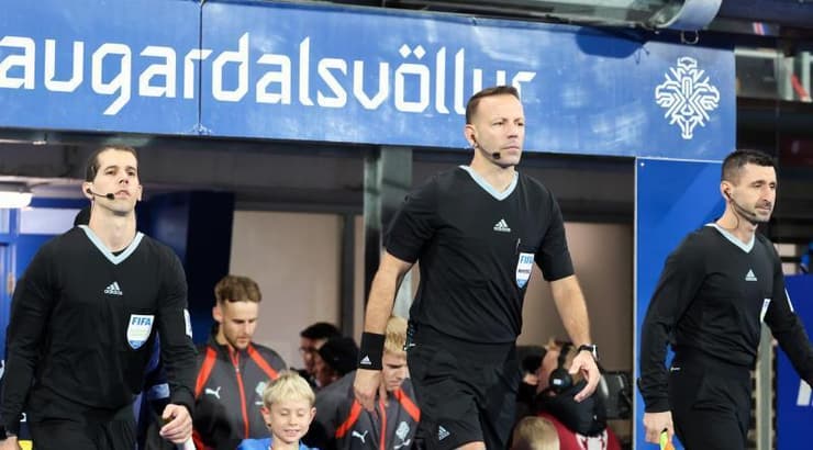 אוראל גרינפלד והצוות שלו עולים לדשא (IMAGO) אוראל גרינפלד והצוות שלו עולים לדשא