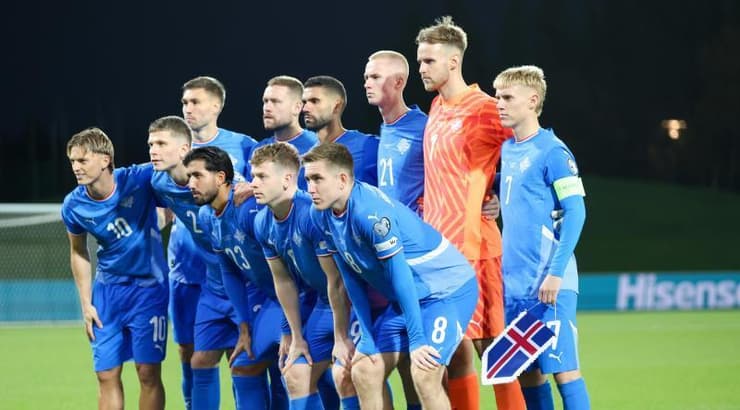 נבחרת איסלנד לפני המשחק (IMAGO) נבחרת איסלנד לפני המשחק