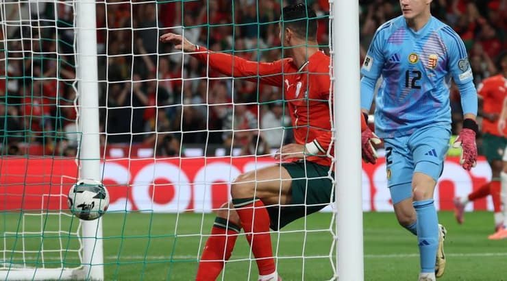 כריסטיאנו רונאלדו דוחק פנימה (IMAGO) כריסטיאנו רונאלדו דוחק פנימה