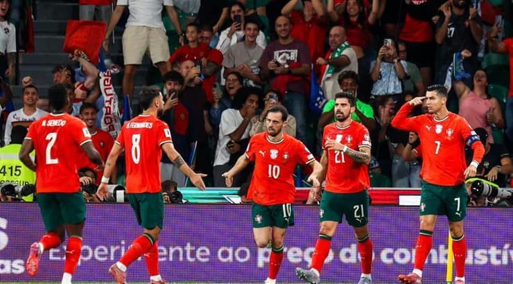 שחקני פורטוגל חוגגים עם כריסטיאנו רונאלדו (IMAGO) שחקני פורטוגל חוגגים עם כריסטיאנו רונאלדו