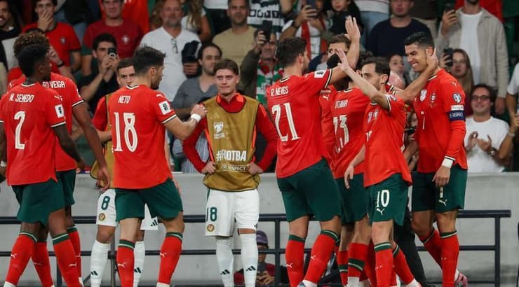 שחקני פורטוגל חוגגים עם רונאלדו (IMAGO) שחקני פורטוגל חוגגים עם רונאלדו