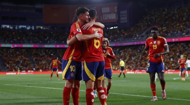 שחקני ספרד חוגגים עם מיקל מרינו (IMAGO) שחקני ספרד חוגגים עם מיקל מרינו