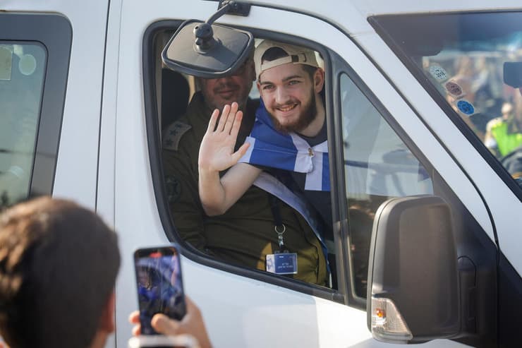 בר קופרשטיין לאחר שחרורו מהשבי. "ישב בצד עם אוהד ואמר 'שמע ישראל', ראה את חייו חולפים לנגד עיניו" (צילום: אביגיל עוזי) קבלת פנים לבר קופרשטיין בבית החולים שיבא