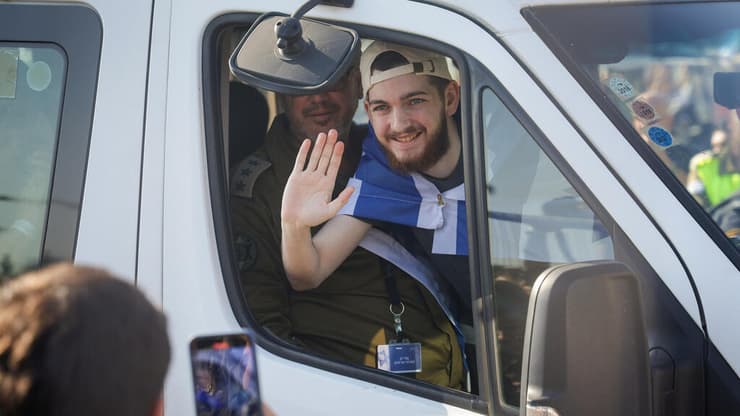 בר קופרשטיין מגיע לבית החולים (צילום: אביגיל עוזי) קבלת פנים לבר קופרשטיין בבית החולים שיבא