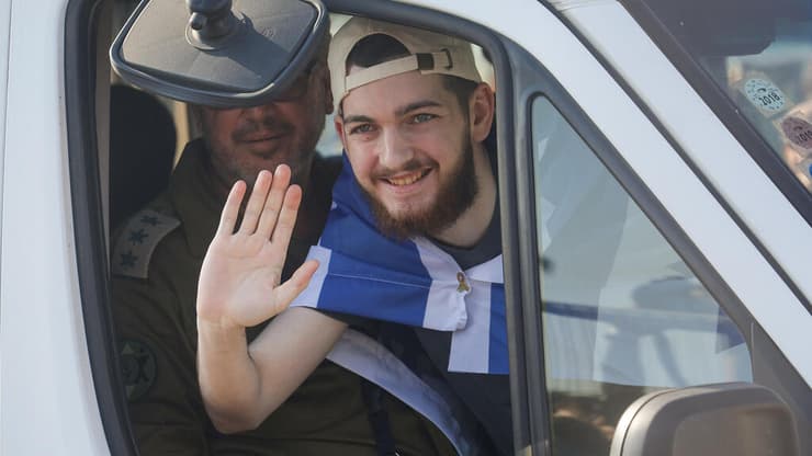 בר ביום השחרור מהשבי (צילום: אביגיל עוזי) קבלת פנים לבר קופרשטיין בבית החולים שיבא