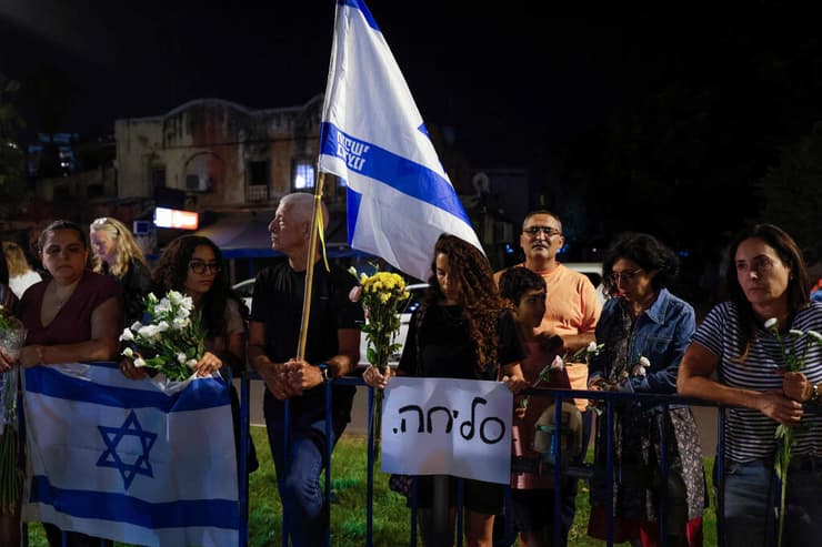 עם שלט "סליחה" מחוץ למכון לרפואה משפטית באבו כביר, אמש (צילום: Jalaa MAREY / AFP) עם שלט סליחה מחוץ למכון ב אבו כביר אחרי החזרת ארונות חטופים חללים מ רצועת עזה 13 באוקטובר