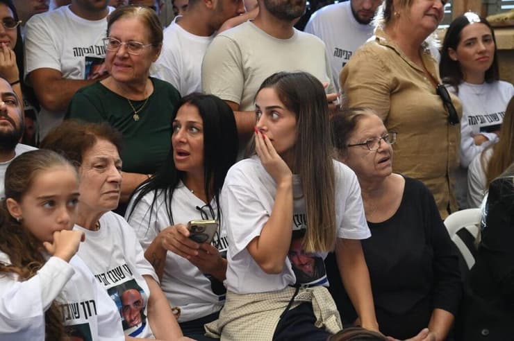 צופים בהתרגשות בשחרור (צילום: הרצל יוסף) המשפחה של שגב כלפון צופה בשחרורו