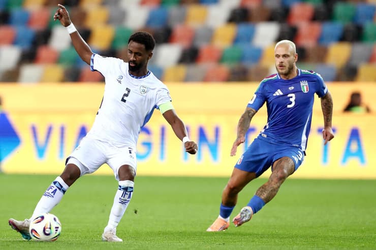 שחקן נבחרת ישראל אלי דסה מול שחקן נבחרת איטליה פדריקו דימרקו