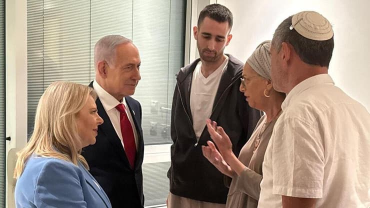 ראש הממשלה ורעייתו עם שורד השבי אבינתן אור