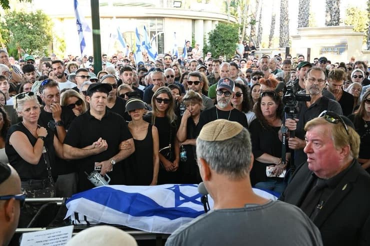 מישל אילוז בהלווית בנו גיא ז׳׳ל