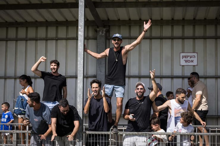 נאבקו על כל פיסת צל. הקהל שהגיע לדרבי (צילום: עוז מועלם) הדרבי של אורנית