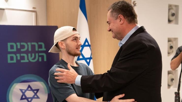 שורד השבי בר קופרשטיין ושר הביטחון ישראל כ"ץ