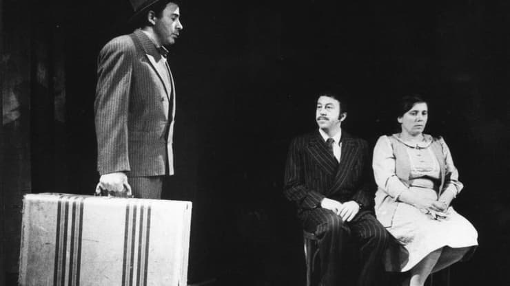 אלברט כהן, זהרירה חריפאי ויוסף כרמון מתוך ההצגה "יעקובי ולידנטל" (יעקב אגור) אלברט כהן, זהרירה חריפאי ויוסף כרמון מתוך ההצגה "יעקובי ולידנטל"