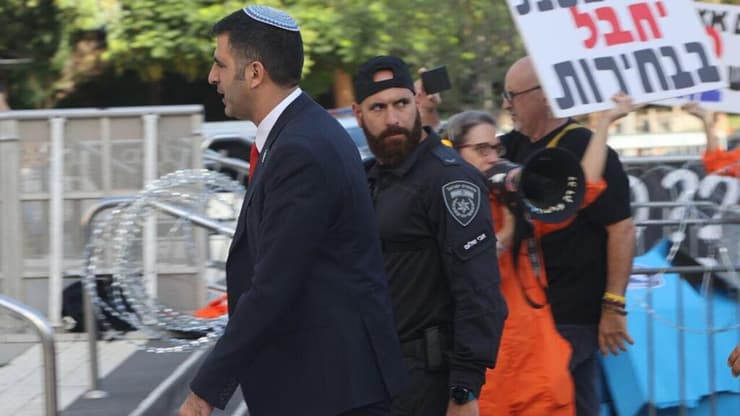 השר שלמה קרעי הגיע לתמוך בנתניהו