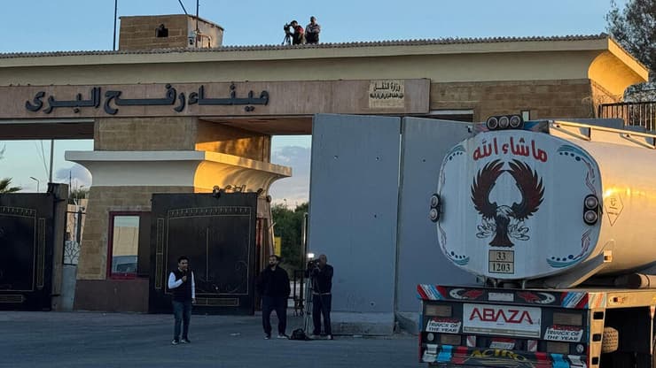 בידוק אירופי במעבר עצמו, בידוק ישראלי - בישראל (צילום: AFP) מעבר רפיח מצרים