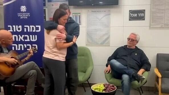 שלמה ארצי עם מתן אנגרסט ואימו