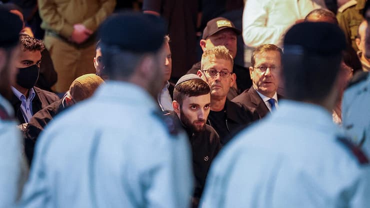 מתן אנגרסט בהלווייתו של דניאל פרץ ז"ל