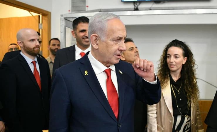 השרה סילמן, אתמול לצד ראש הממשלה בדיון במשפטו (צילום: ראובן קסטרו) עדות נתניהו