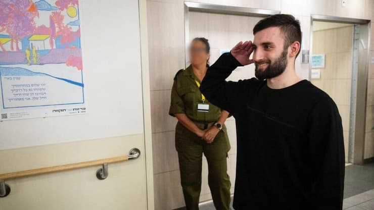 שורד השבי מתן אנגרסט בפגישתו עם הרמטכ״ל