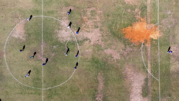 אף אחד לא היה מעלה על דעתו שמדובר במגרש כדורגל (צילום: עוז מועלם) הדרבי של אורנית