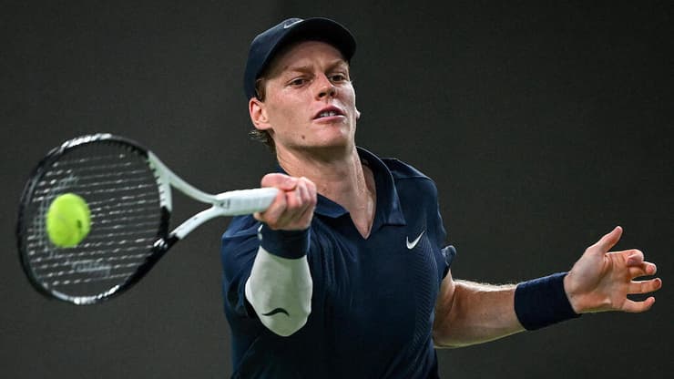 עלה לחצי הגמר. יאניק סינר (צילום: Jade GAO / AFP) הטניסאי האיטלקי יאניק סינר