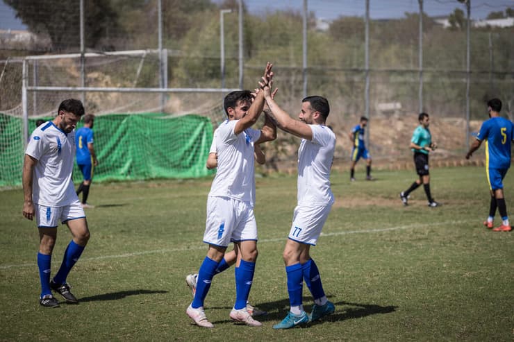 "באים אנשים שלא מרוויחים כסף, כי הם אוהבים את הספורט הזה שנקרא כדורגל" (צילום: עוז מועלם) הדרבי של אורנית