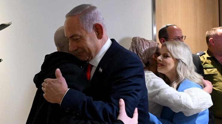 נתניהו ורעייתו ביקרו אמש את השבים בבית החולים בילינסון (צילום: אבי אוחיון/ לע״מ) נתניהו ורעייתו מבקרים את השבים בבילינסון