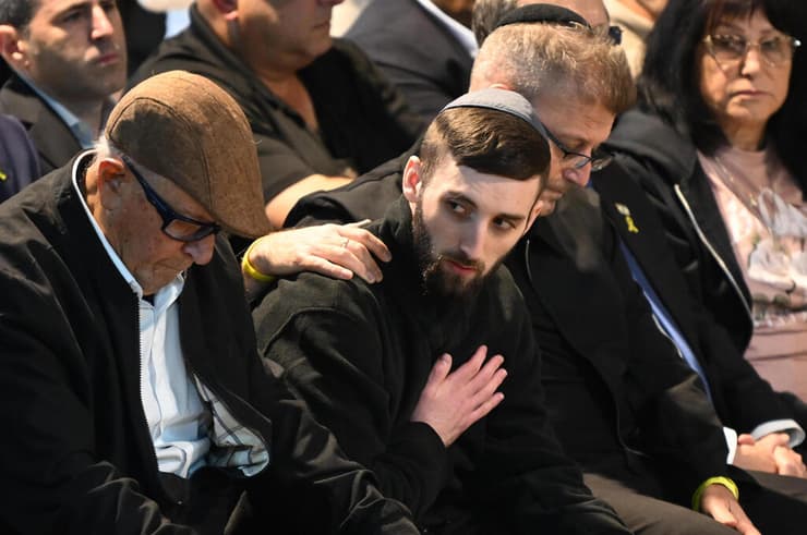 מתן אנגרסט בהלווייתו של דניאל פרץ ז"ל