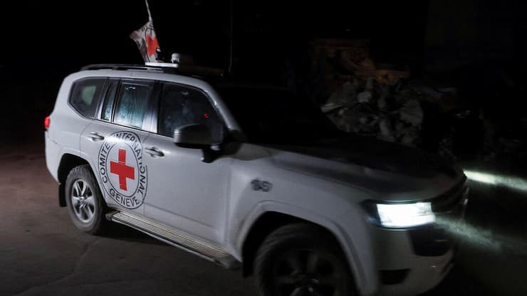 רכב הצלב האדום בעזה (צילום: REUTERS/Dawoud Abu Alkas)  רכב הצלב האדום בעזה