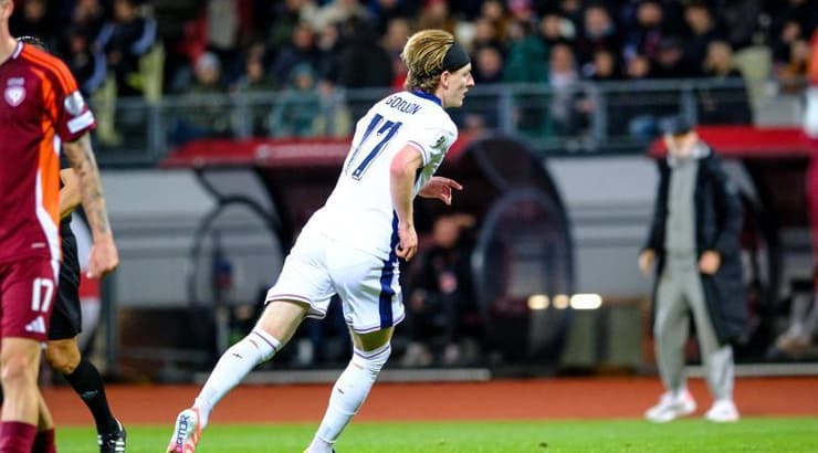 אנתוני גורדון חוגג (IMAGO) אנתוני גורדון חוגג