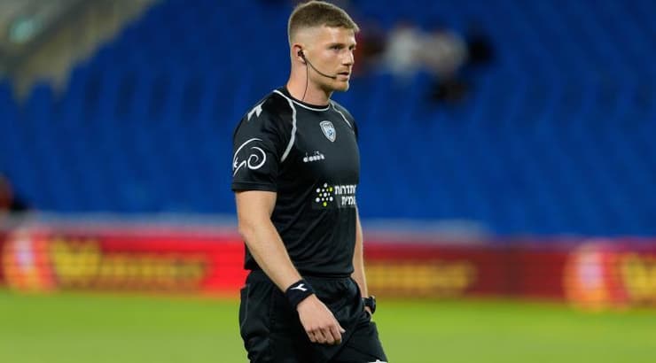 שופט המשחק עומר בירן