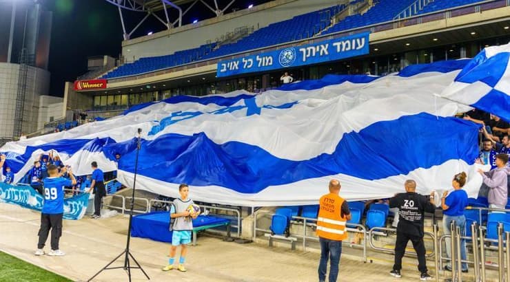 דגל ישראל ענק פרוס על היציע באצטדיון בנתניה