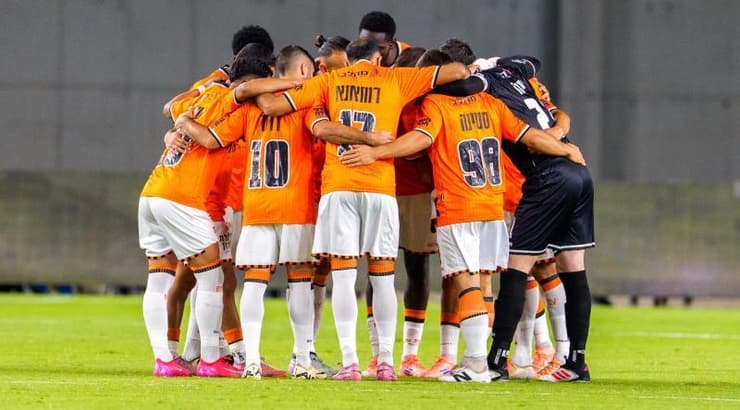 שחקני בני יהודה בשיחה אחרונה לפני המשחק